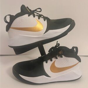 Nike Team Hustle D9 GS 'Black Metallic Gold' youth basketball shoes size 6 Boys
